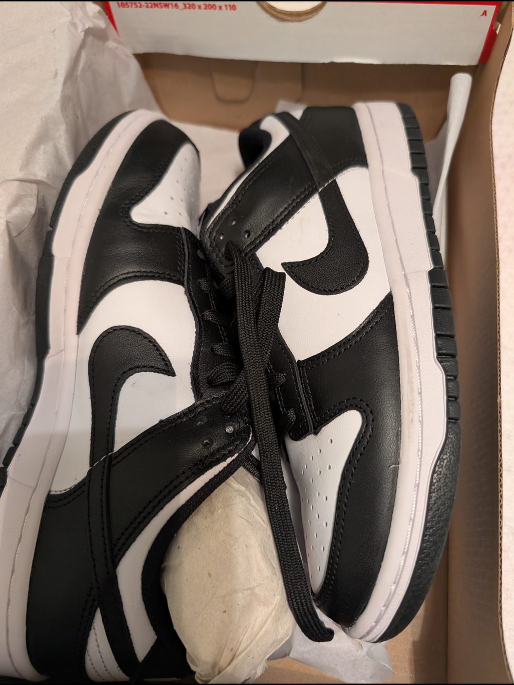 Nike Women’s Black and White Low-Top Sneakers Size 7.5